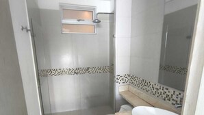 A bathroom with a shower, toilet, and sink. - The little house on the beach (Cartagena de Indias)