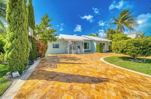 Exterior - Mermaid Retreat – Coastal Paradise Just Steps from Sombrero Beach (Marathon)