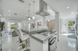 Private kitchen - Mermaid Retreat – Coastal Paradise Just Steps from Sombrero Beach (Marathon)