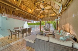 Outdoor dining - Mermaid Retreat – Coastal Paradise Just Steps from Sombrero Beach (Marathon)