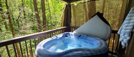 Outdoor spa tub