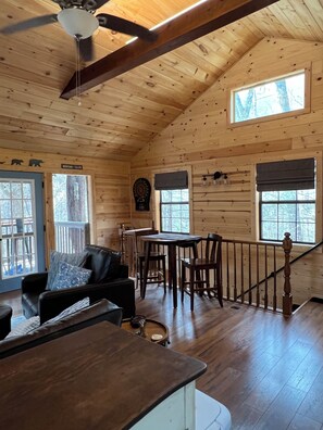 Smart TV, fireplace, books -
Misty Spruce, tucked away, wooded oasis. (Gatlinburg)