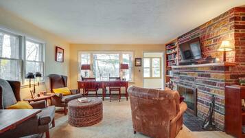 Smart TV, fireplace, DVD player, books