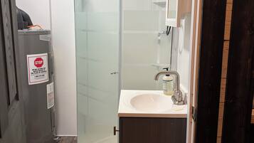 Douche, sĂšche-cheveux, serviettes fournies, savon