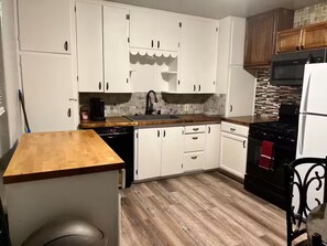 Private kitchen - Cozy 2-bedroom house in  McAlester.  Close to hospital and shopping. (McAlester)