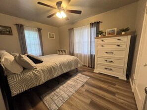 Room - Cozy 2-bedroom house in  McAlester.  Close to hospital and shopping. (McAlester)