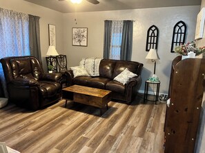 Living area - Cozy 2-bedroom house in  McAlester.  Close to hospital and shopping. (McAlester)