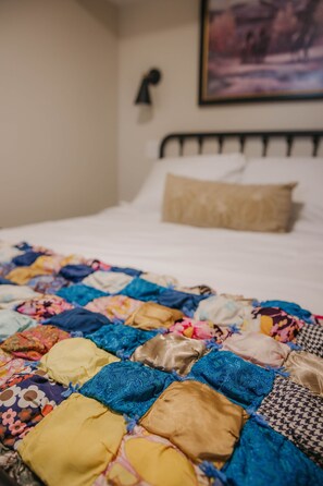 Room - Charming Bed & Breakfast! 1 (Estevan)