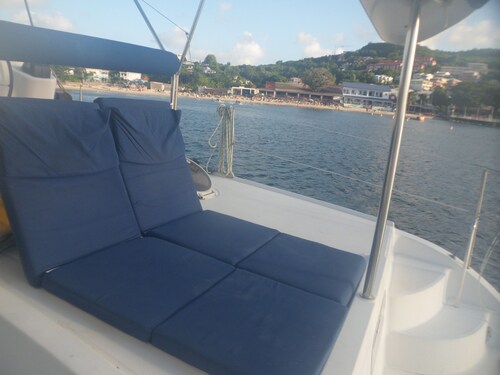 Catamaran partagé  au mouillage baie anse mitan aux trois ilets