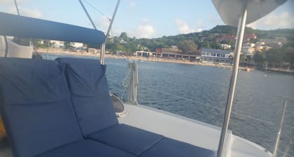 Catamaran partagé au mouillage baie anse mitan aux trois ilets