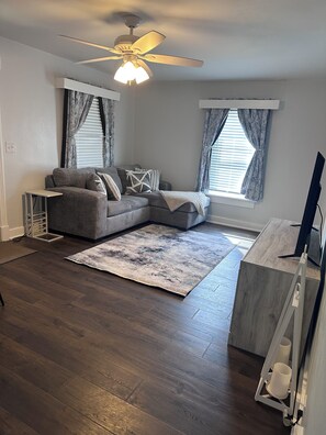 Living area - Charming 2-bedroom house in beautiful Lewellen. Minutes away from Lake Mac! (Lewellen)