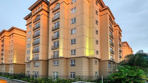 Un immeuble à plusieurs étages, doté de balcons, de grandes fenêtres et d’une façade plane.