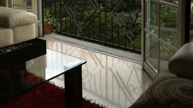 Un balcon offrant une vue sur la ville et les montagnes.