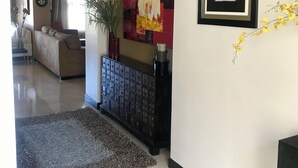 Un salon moderne avec un canapé, une table basse et un vase décoratif.