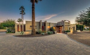 Exterior - A beautiful oasis in heart of Paradise Valley-a home away from home. (Paradise Valley)