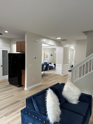 Luxury & Stylish 4BR 2.5BA Home: 13 min to Downtown