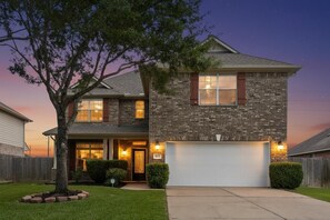 Exterior - Spacious 4-bedroom house with pool table in charming Rosenberg (Rosenberg)