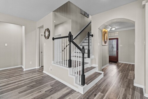 Spacious 4-bedroom house with pool table in charming Rosenberg