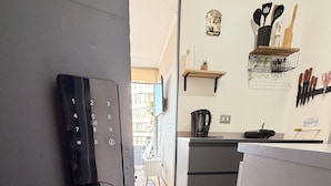 Eine moderne Küche mit Einbauofen, Kaffeemaschine und Messerleiste.