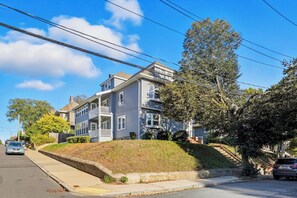 Exterior - Elegant 4BDR Boston Stay Free Garage + EV Charger (Boston)