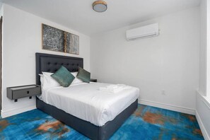 Comfort Room - Plush hotel Downtown Suites (Toronto)