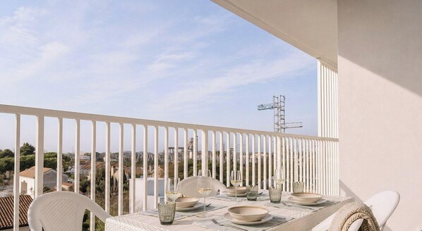 Outdoor dining - SkyLux, 2-bedroom – 4th floor with view (Lido di Iesolo)