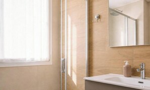 Douche, sèche-cheveux, bidet