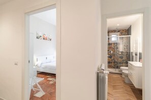 Ein modernes Badezimmer mit Dusche, Toilette und einer Duschkabine.