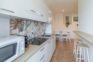 Fridge, oven, cookware/dishes/utensils, dining tables - Cocchina Residence (Roma)