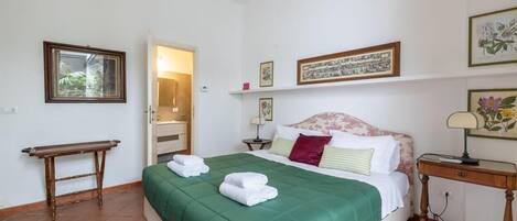 1 bedroom, bed sheets