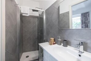 Hair dryer, towels - Colosseum Charming Apartment (Roma)