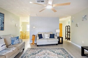 Living area - Serene 2-bedroom house with AC in charming Palm Harbor (Palm Harbor)