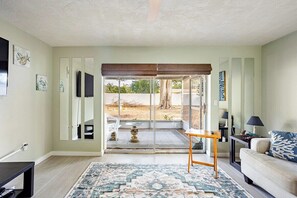 Living area - Serene 2-bedroom house with AC in charming Palm Harbor (Palm Harbor)