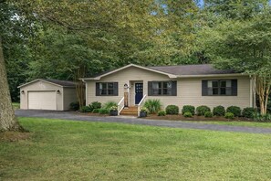 Exterior - Shoreland Retreat 4 Bedroom house in Scottsboro with access to Guntersville Lake (Scottsboro)