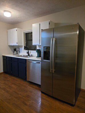 Private kitchen - Shoreland Retreat 4 Bedroom house in Scottsboro with access to Guntersville Lake (Scottsboro)