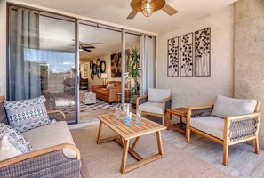 TV, offices - Modern and Sophisticated Old Town Scottsdale Gem (Scottsdale)