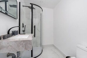 Comfort Room | Bathroom - Plush hotel Suite - Executive Room (Toronto)