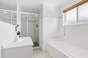 Bathroom - 'LEANDA SEA BREEZE' Short stroll to beaches and cafes (Port Macquarie)