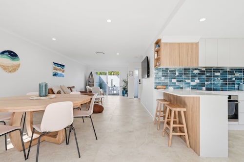 'LEANDA SEA BREEZE' Short stroll to beaches and cafes