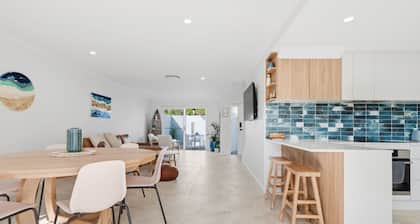 'LEANDA SEA BREEZE' Short stroll to beaches and cafes