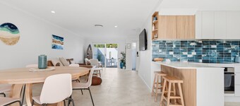 'LEANDA SEA BREEZE' Short stroll to beaches and cafes