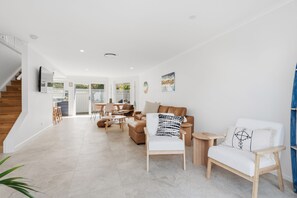 Living area - 'LEANDA SEA BREEZE' Short stroll to beaches and cafes (Port Macquarie)