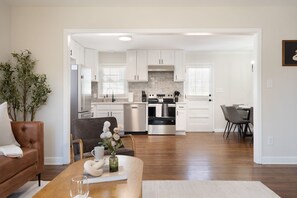 Interior - North Hills Area 4BR + Basement Suite + Fire Pit (Raleigh)