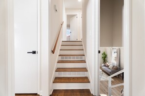 Interior - North Hills Area 4BR + Basement Suite + Fire Pit (Raleigh)