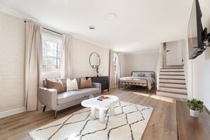 4 bedrooms, WiFi, bed sheets - North Hills Area 4BR + Basement Suite + Fire Pit (Raleigh)