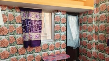 Phòng đôi tiện nghi đơn giản, 2 giường đơn, ban công, quang cảnh thành phố | Nội thất