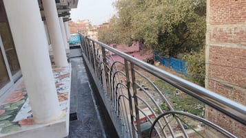 Phòng đôi tiện nghi đơn giản, 2 giường đơn, ban công, quang cảnh thành phố | Khuôn viên nơi lưu trú