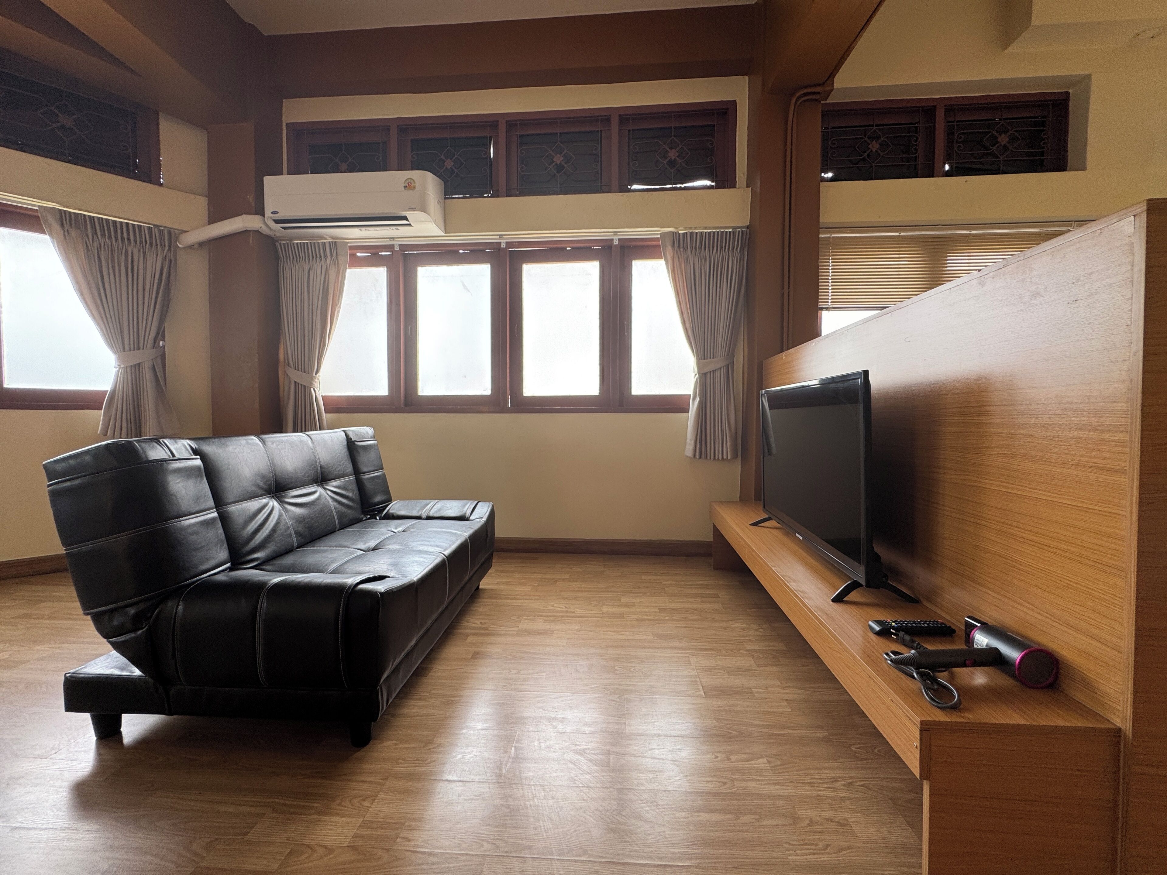 Quadruple Room, Non Smoking, Private Bathroom | Living area
