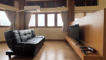 Quadruple Room, Non Smoking, Private Bathroom | Living area