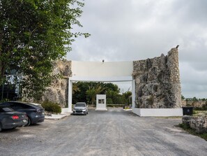 Property grounds - 3-bedroom villa in charming Punta Cana with a large terrace & a private jacuzzi (Punta Cana)